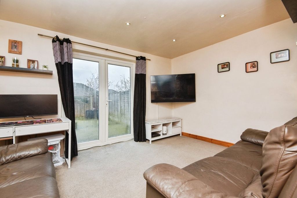 Property photo 2 of 20