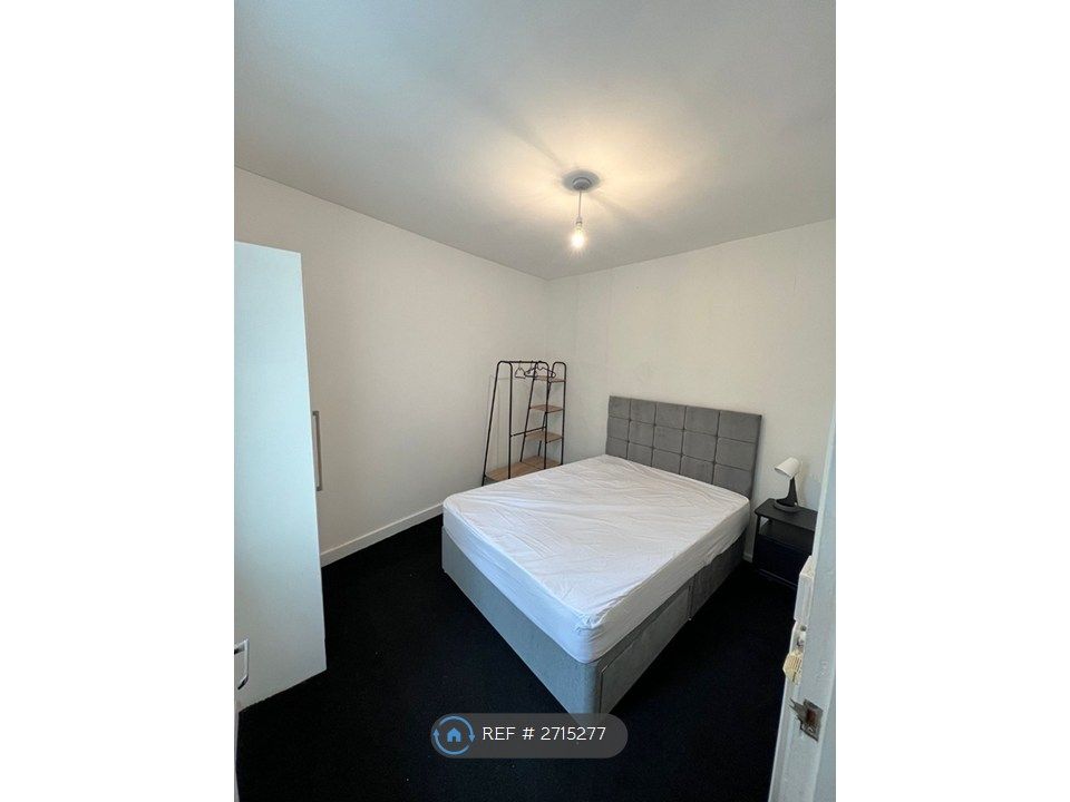 Property photo 3 of 8 Room 2