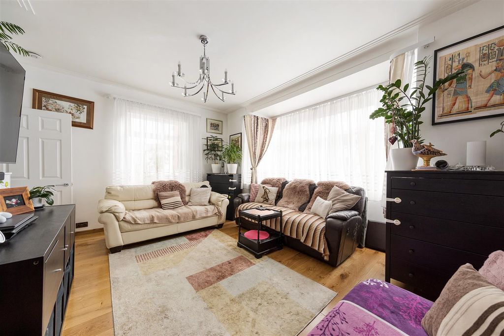 Property photo 3 of 25 Lechmere Road Ig8
