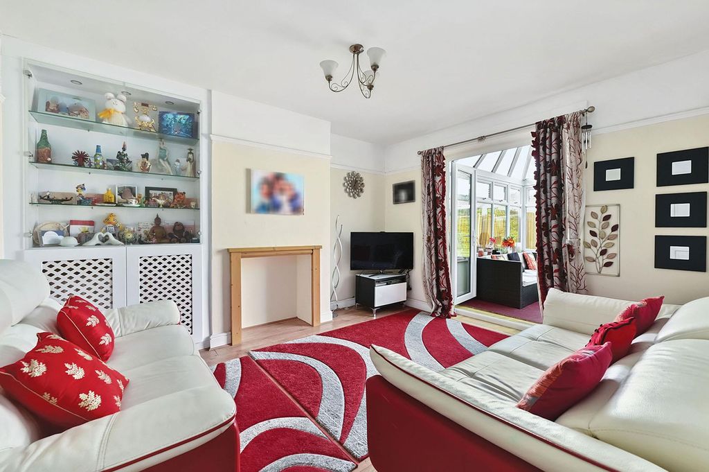 Property photo 2 of 13 Mortimer Lane