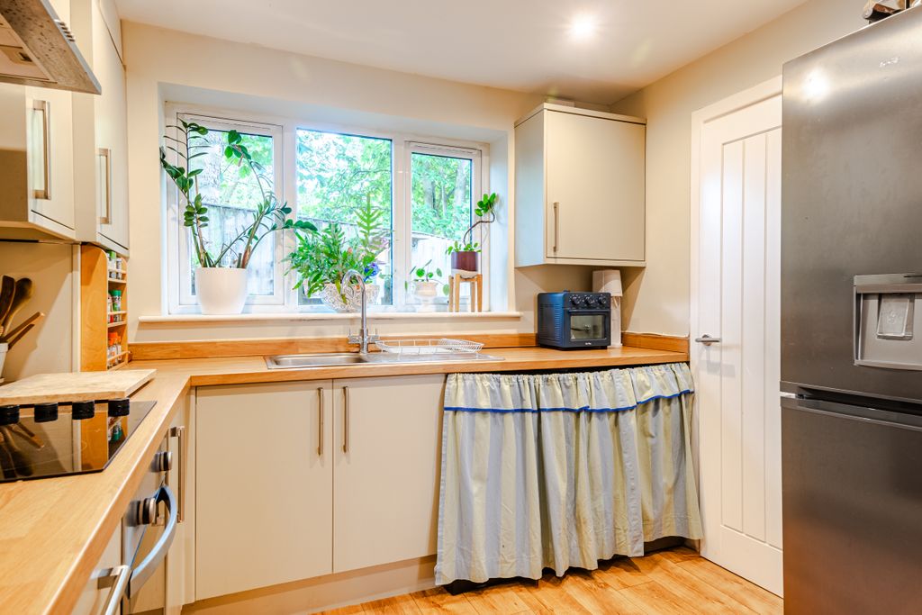 Property photo 3 of 16 Kitchen2