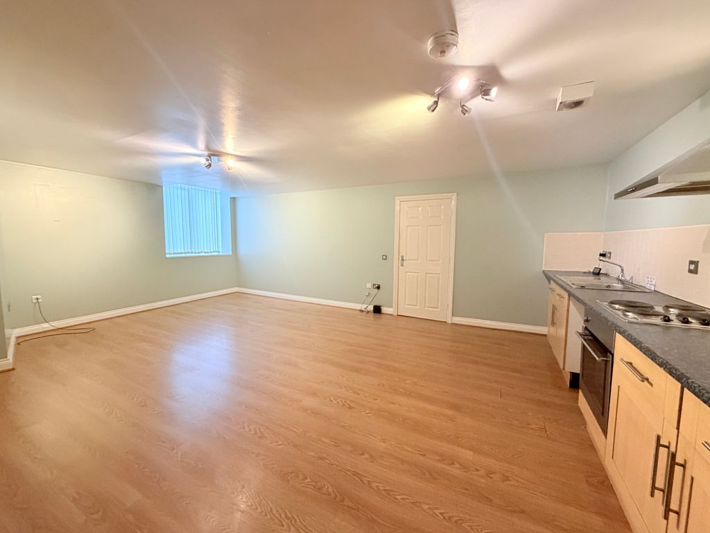 Property photo 1 of 7 2 Bed Flat To Rent The Maypole, Salford M6