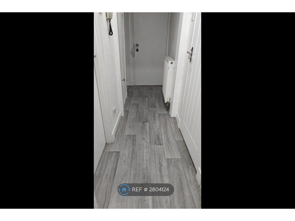 Property photo 1 of 7 Hallway