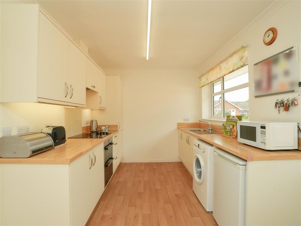 Property photo 3 of 17 Kitchen
