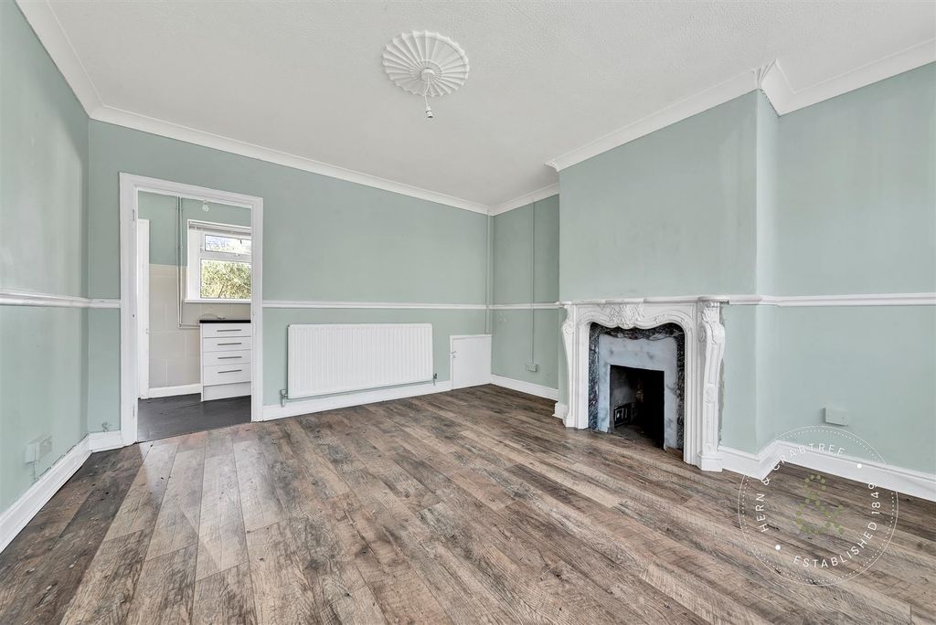 Property photo 3 of 24 St-Donats-Road-10.Jpg