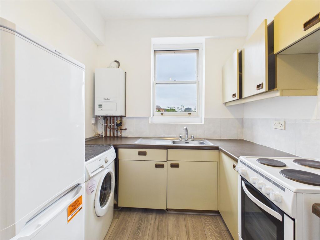Property photo 2 of 12 Kitchen - Clapham Road - Eh