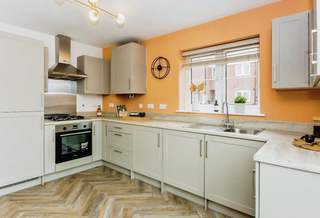 Property photo 3 of 6 Kitchen