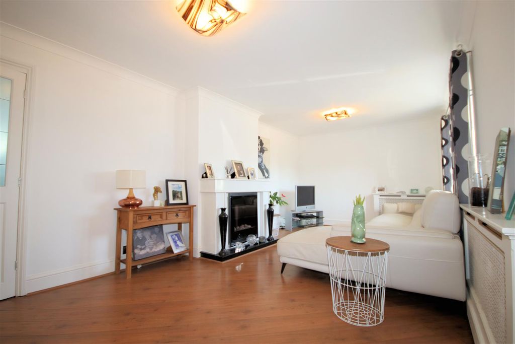 Property photo 2 of 30 Lounge