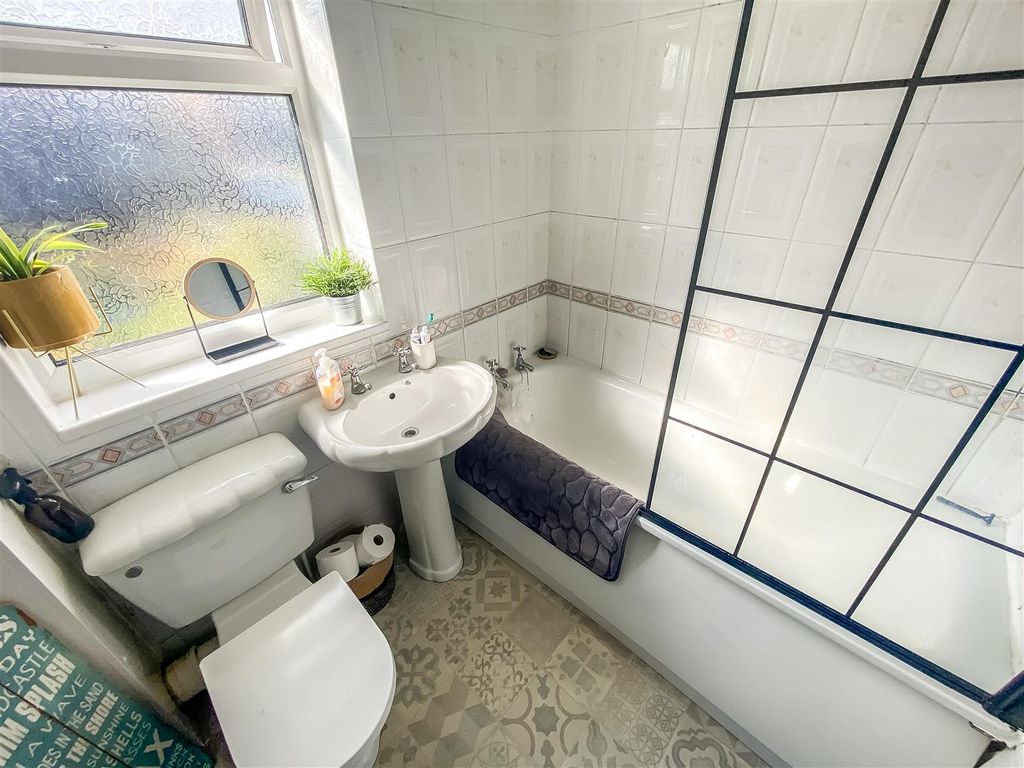 Property photo 3 of 10 Bathroom/WC