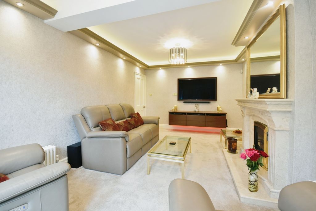 Property photo 3 of 18 Lounge