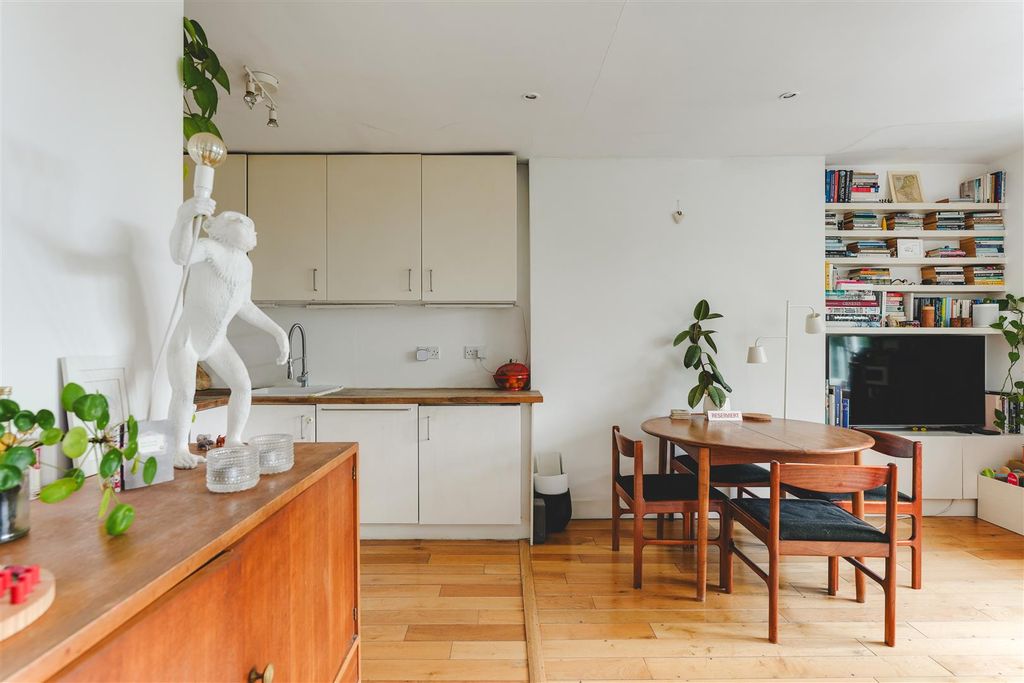 Property photo 1 of 22 Downs Park Road-12.Jpg