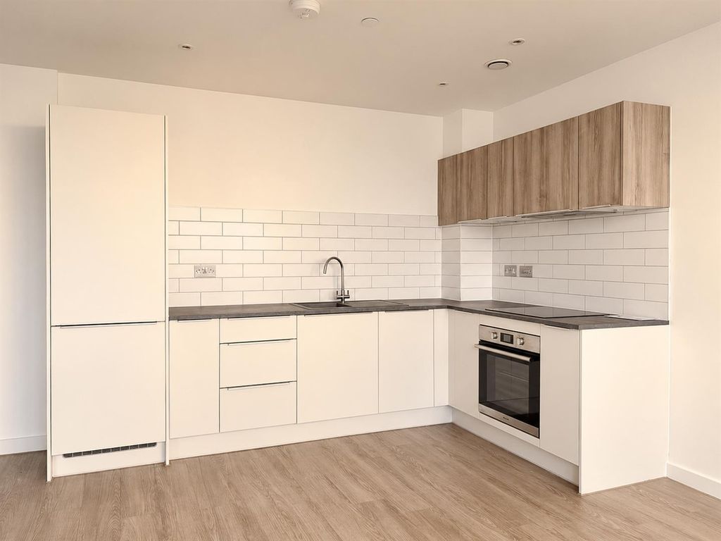 Property photo 2 of 14 Living Room / Kitchen
