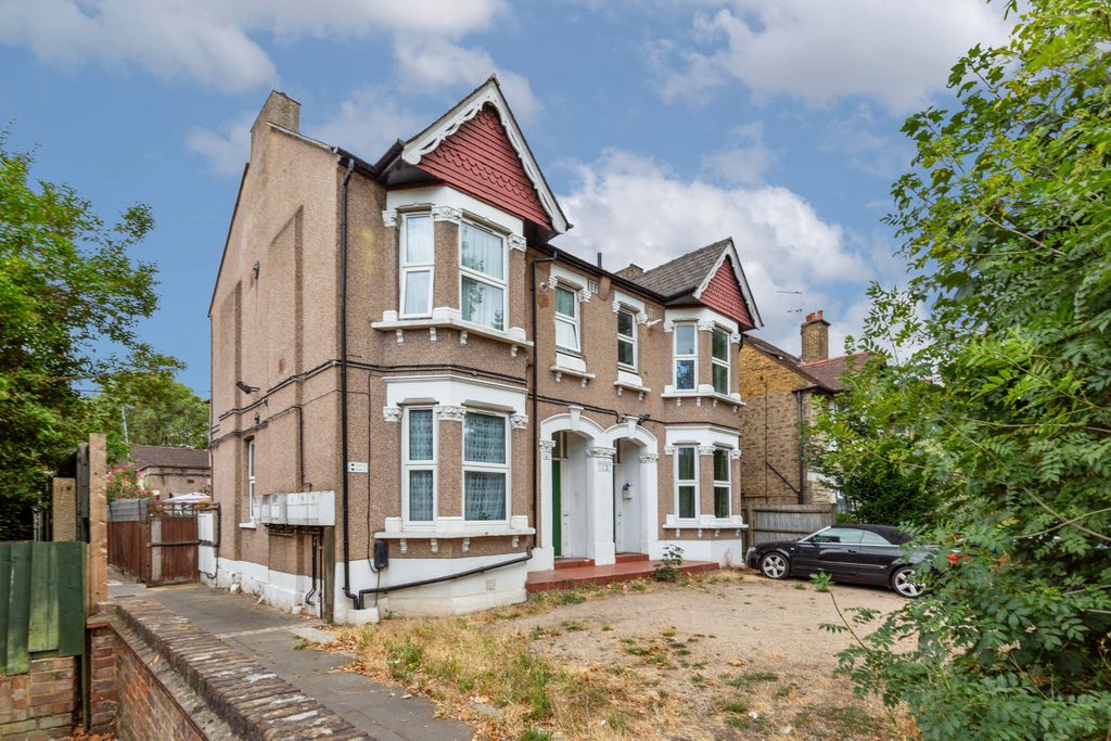 Property photo 1 of 15 Flat 2, 8-10 Uxbridge Road, Hanwell, London, W7 3Pp