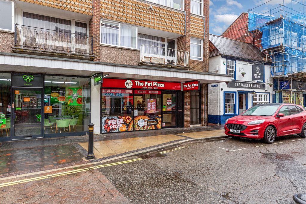 Property photo 2 of 13 34A High Street, Alton, Hampshire Gu34 1Bd