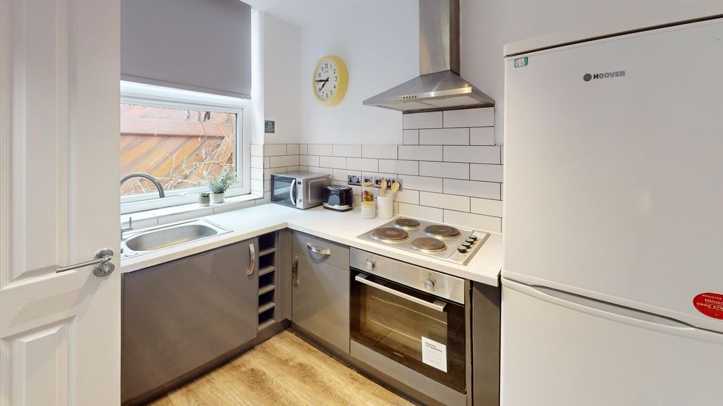 Property photo 3 of 4 A Modern And Tidy Kitchenette With Ample Natural l...
