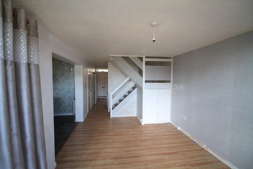 Property photo 3 of 7 Lounge 2