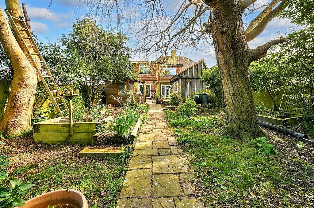 Property photo 2 of 25