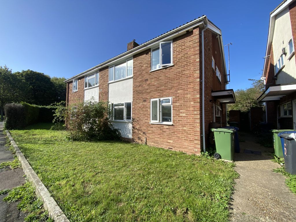 Property photo 1 of 10 2 Bedroom Flat On Chatsworth Avenue  With Own Back Garden Cb4