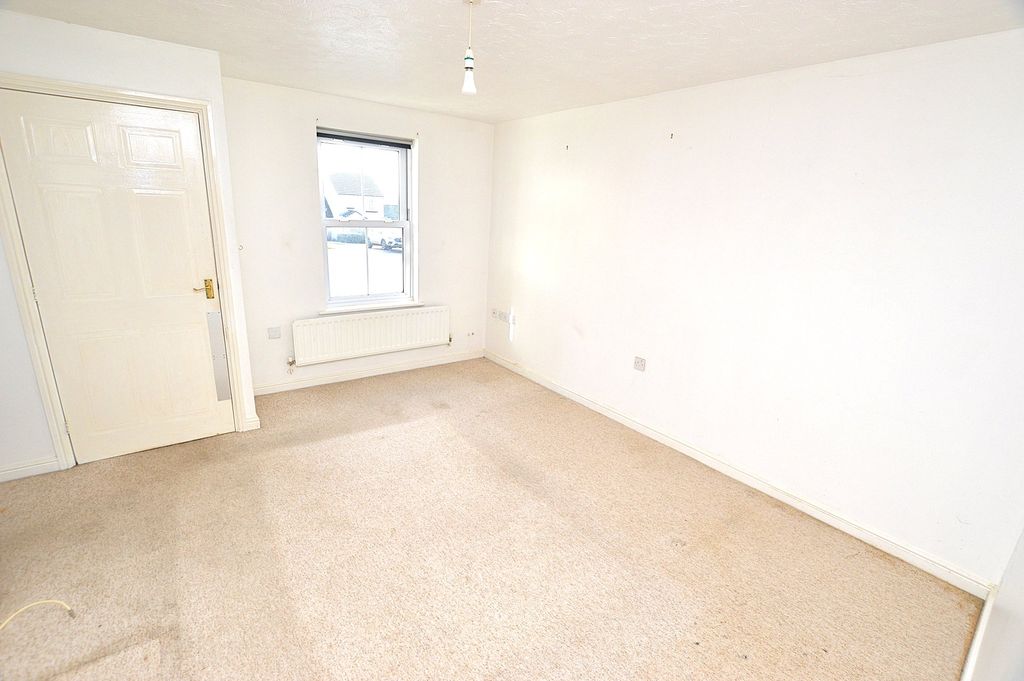 Property photo 3 of 8 3 - Lounge