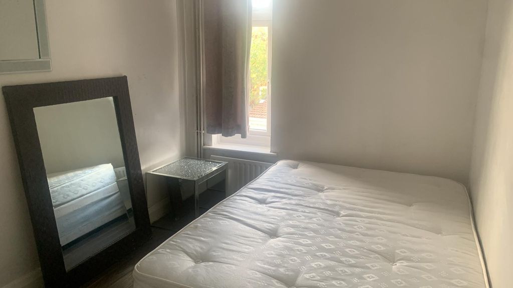 Property photo 1 of 2 Single Room To Let Located Close To Seven King Station- £500 Pcm