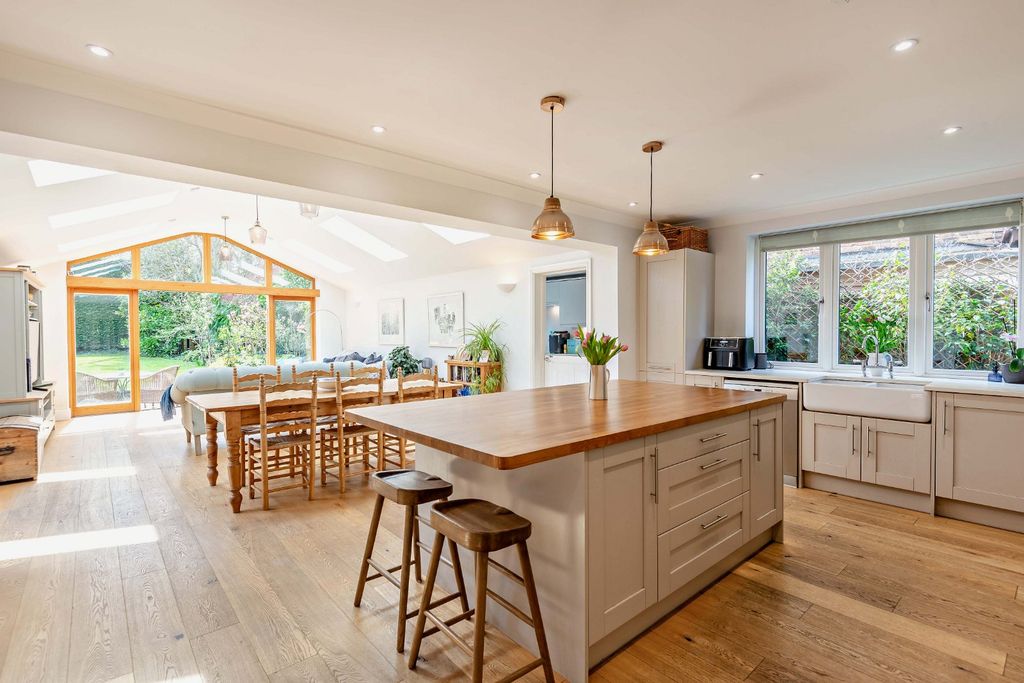 Property photo 2 of 16 Kitchen/Breakfast