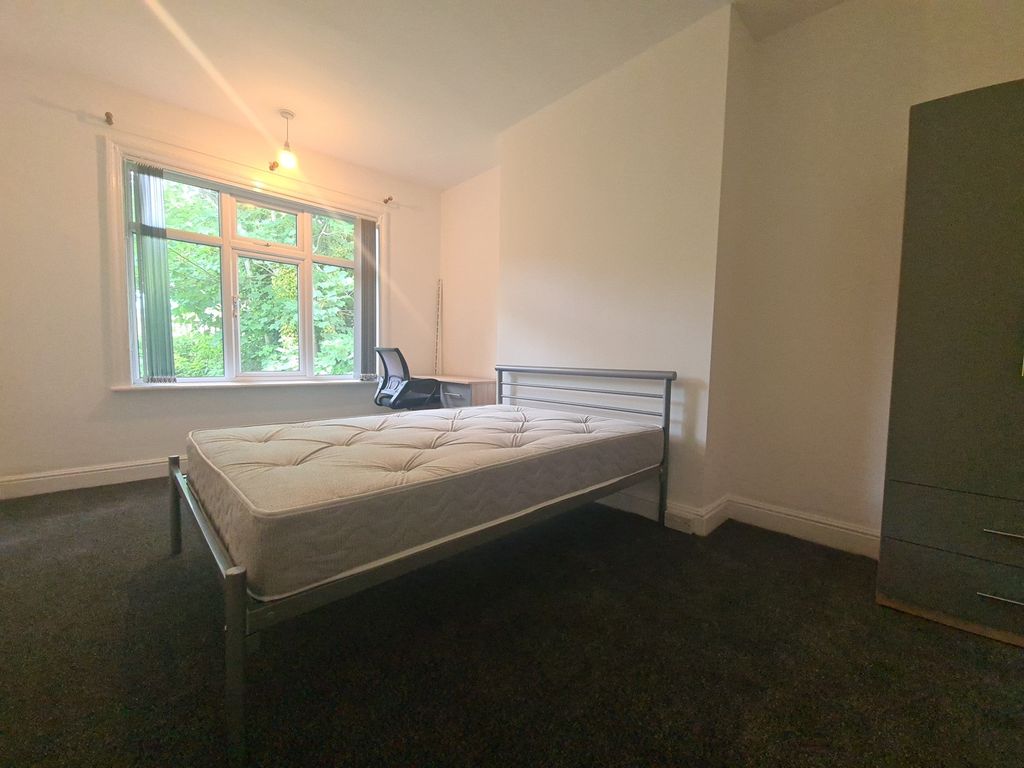 Property photo 3 of 9 A Bright And Cozy Single Bedroom With A Comfortabl...