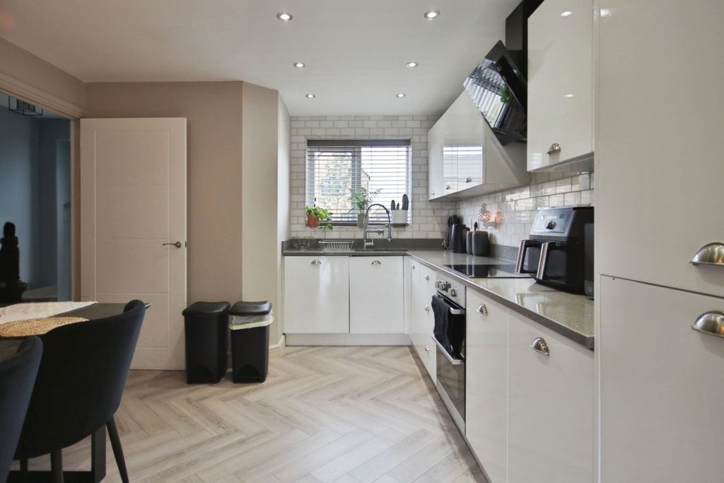 Property photo 3 of 18 3721117