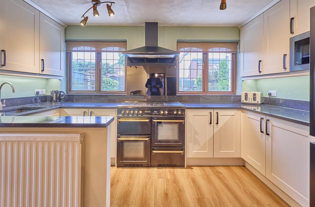 Property photo 2 of 20 Extended And Refitted Open Plan Living/Dining Kitc