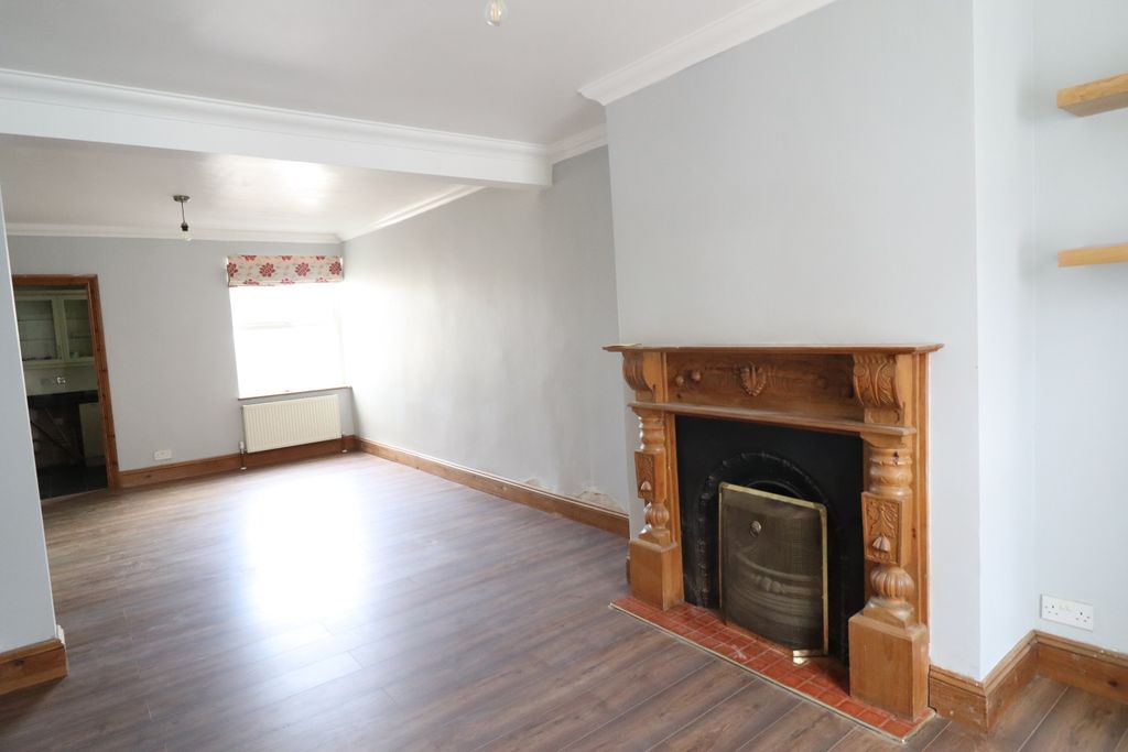 Property photo 2 of 8 8 George Street Lounge