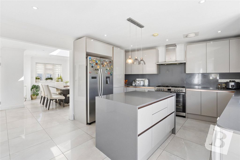 Property photo 2 of 19 Kitchen