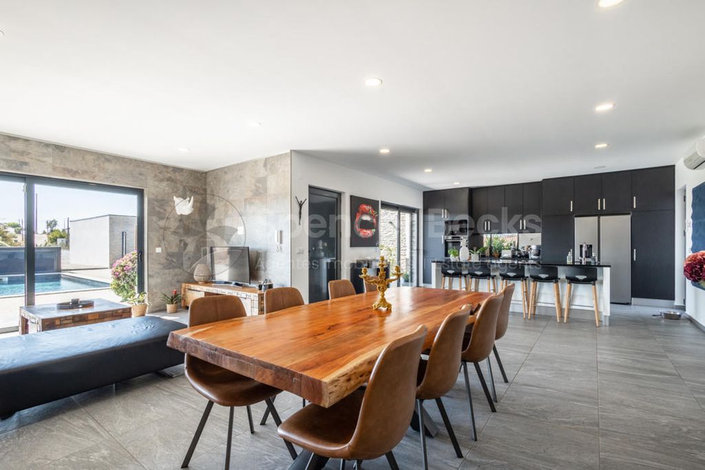 Property photo 2 of 39