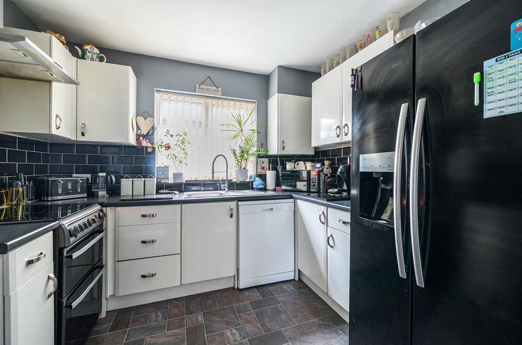 Property photo 2 of 23 1383680-23-692Daa...