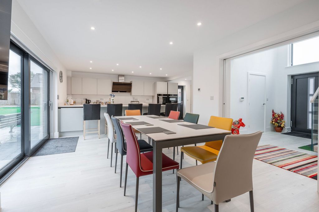 Property photo 2 of 25