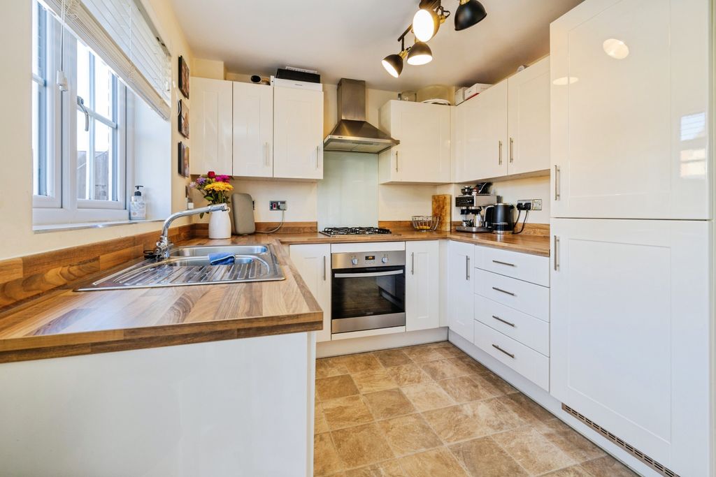 Property photo 2 of 19 Kitchen