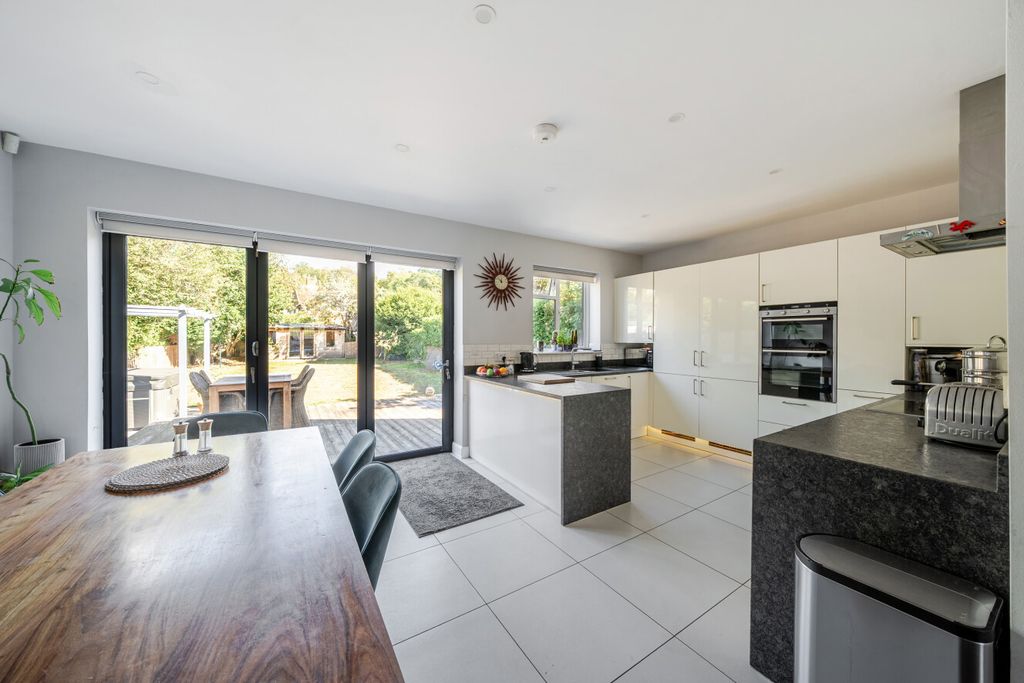 Property photo 2 of 22 1521930-10-6Aabc9...