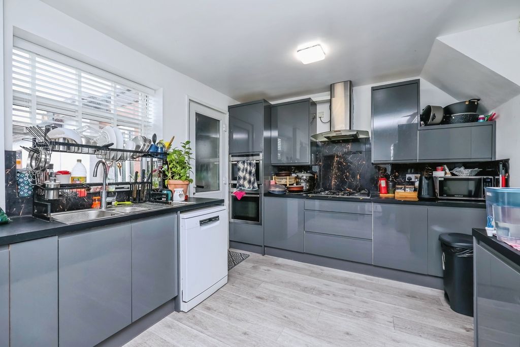 Property photo 2 of 16 Fitted Kitchen