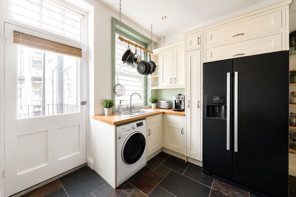 Property photo 3 of 8 Kitchen
