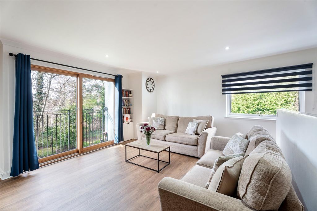 Property photo 3 of 19 Living/Kitchen1