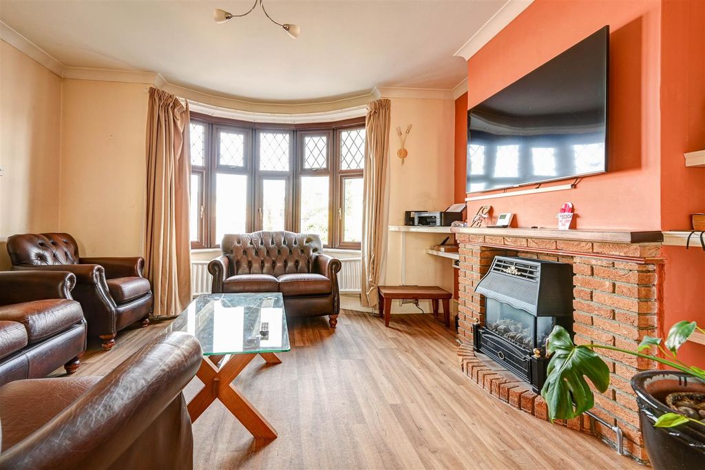 Property photo 2 of 11 Lounge.Jpg