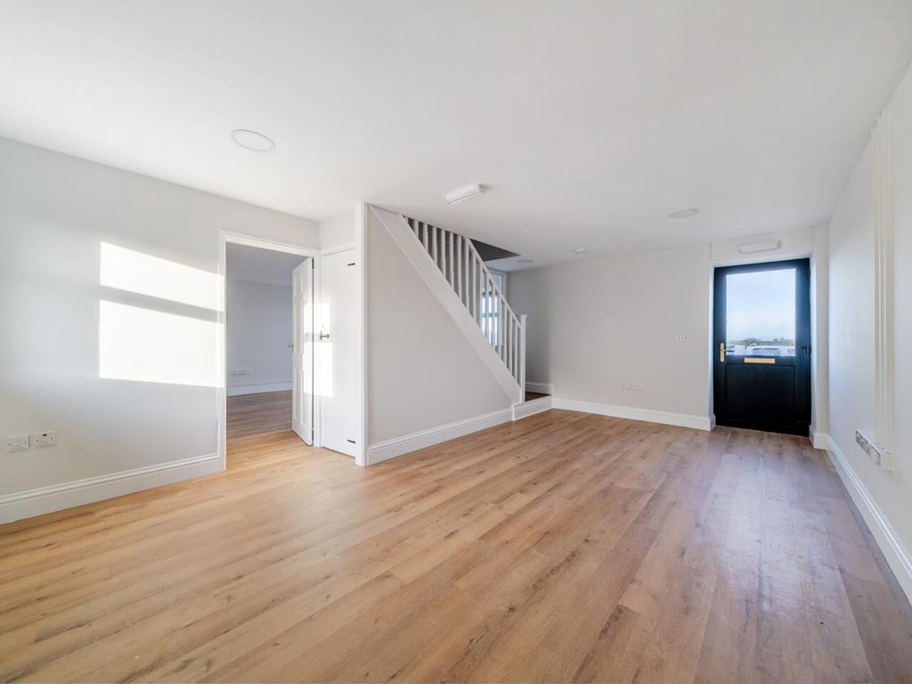 Property photo 3 of 10 1388777-11-69491F366Fdda.Jpg