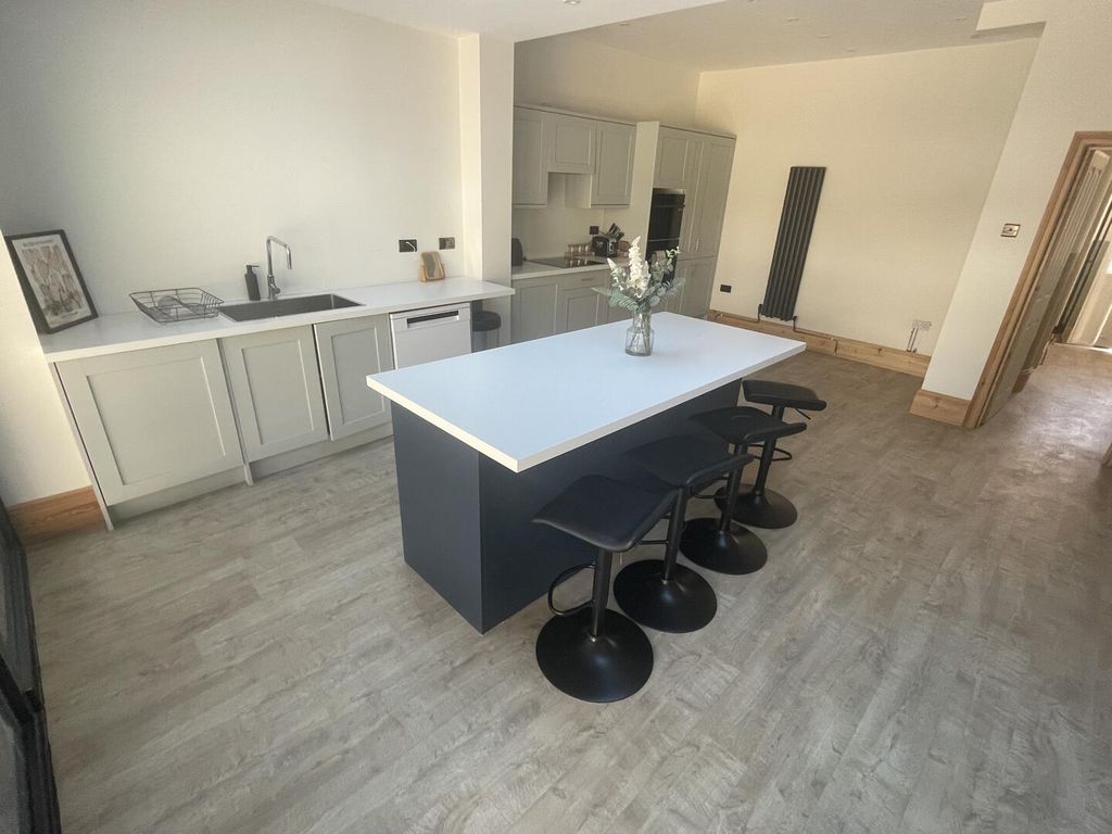 Property photo 3 of 14 Kitchen