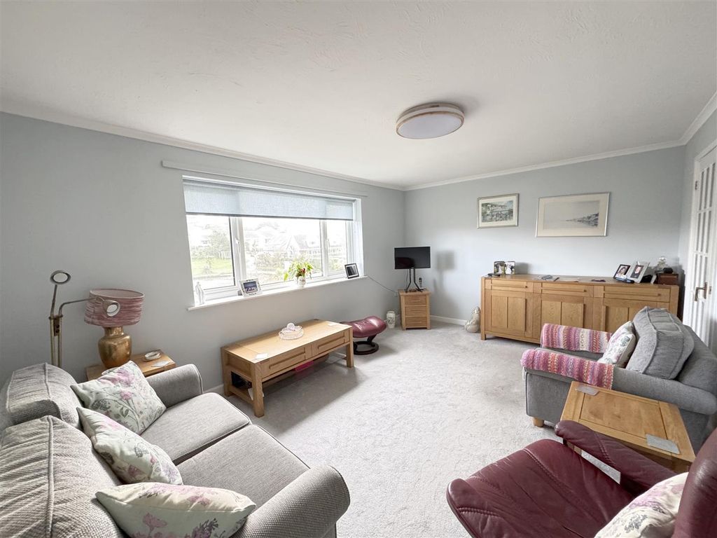 Property photo 3 of 11 Living Room