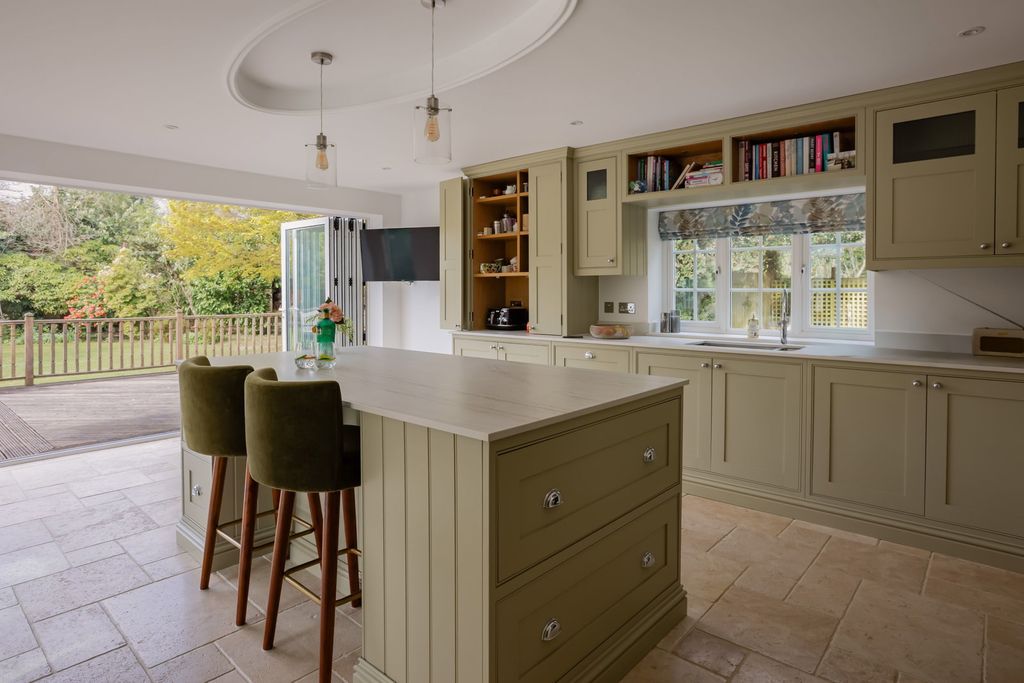 Property photo 2 of 31