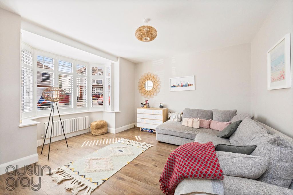 Property photo 2 of 20 Amherst Crescent, 37-011.Jpg