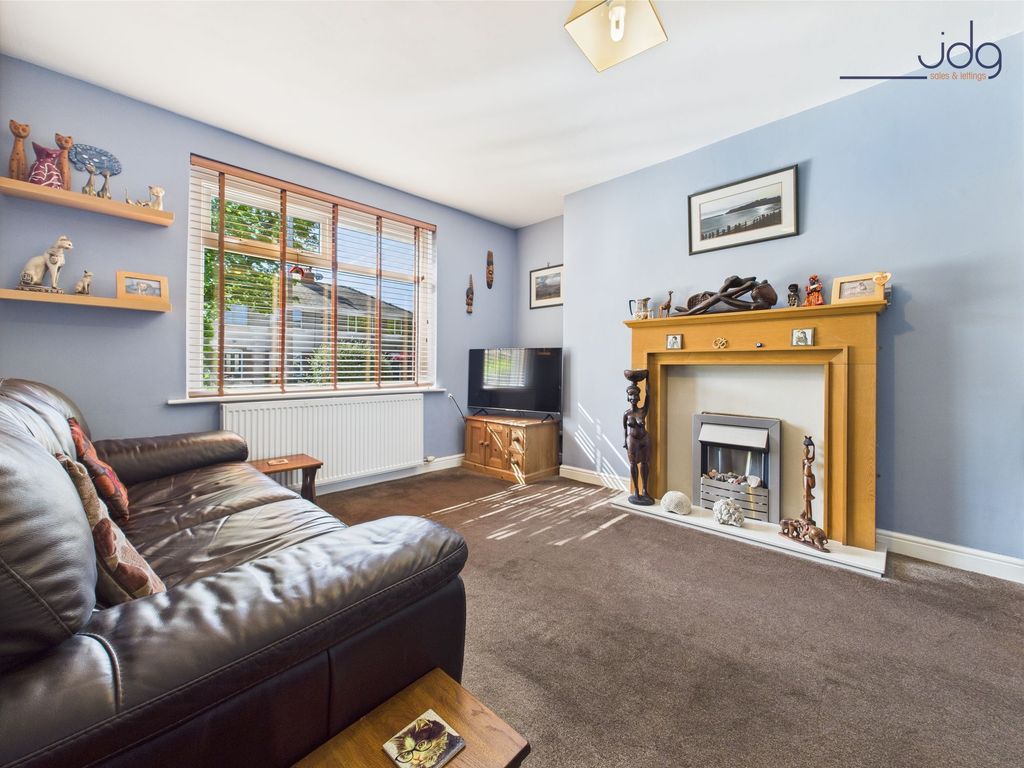 Property photo 3 of 17 Bright And Airy Lounge With Fireplace