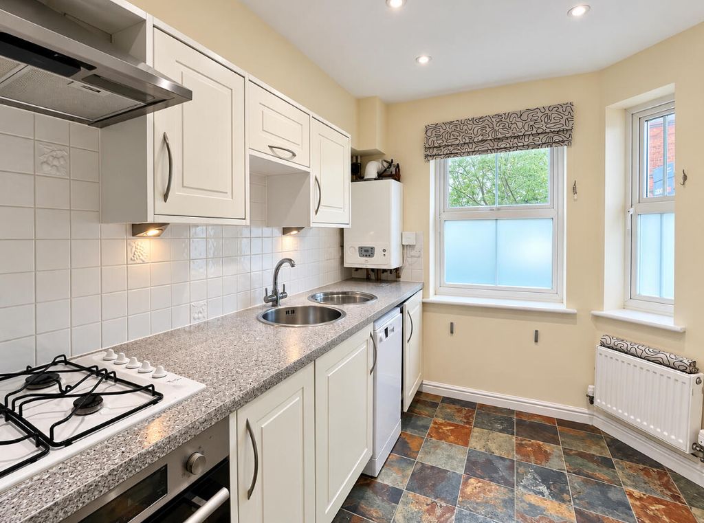 Property photo 3 of 10 Kitchen