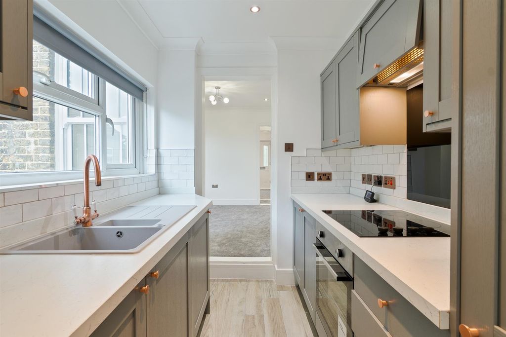 Property photo 3 of 13 Kitchen..Jpg
