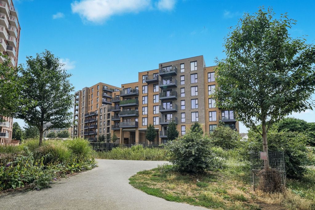 Property photo 2 of 12 Flat 4, Denman House, 1 New Road, Feltham Tw14 9Aj