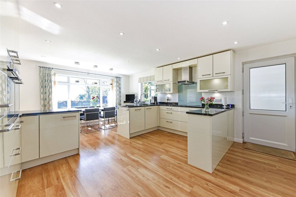 Property photo 3 of 21 Kitchen/Breakfast Rm