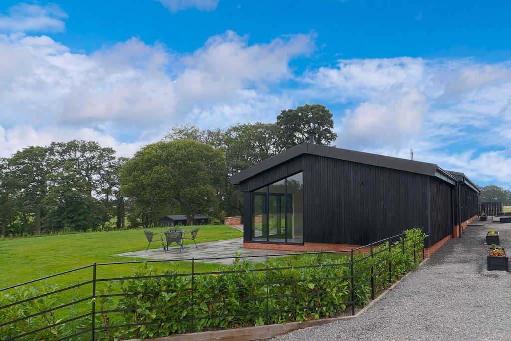 Property photo 1 of 17 External